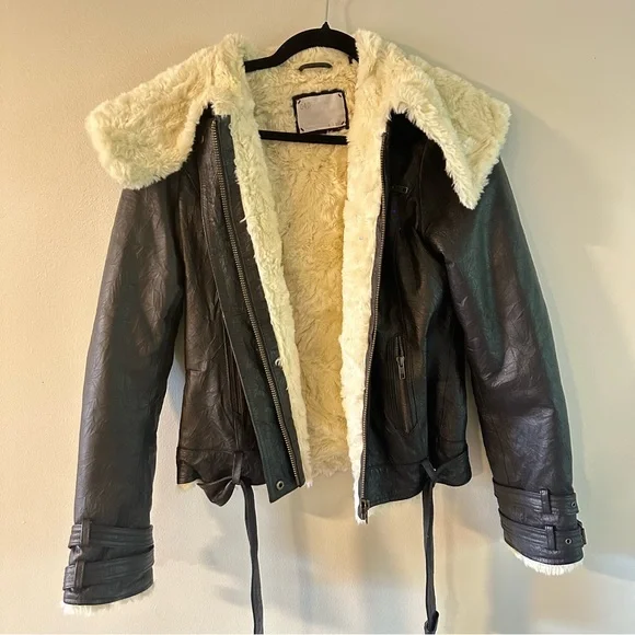 Q40 Leather Jacket with Fur Lining - Picture 7 of 8